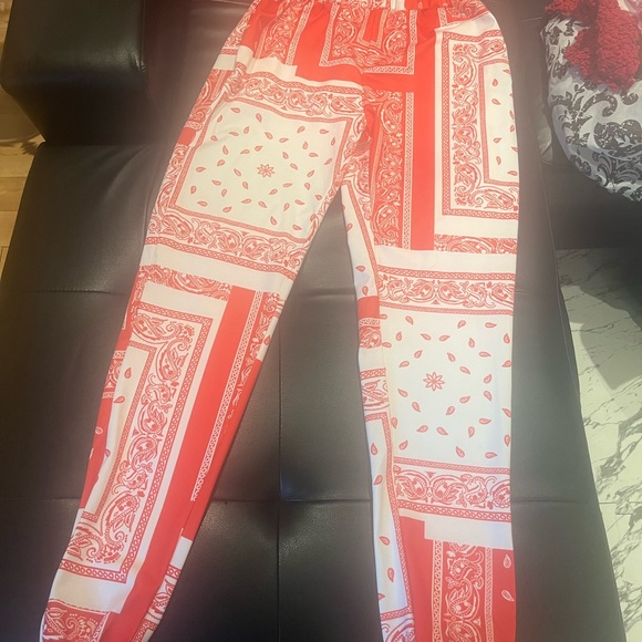 Medium size , 2 piece suit , never worn brand new !! - Picture 1 of 3